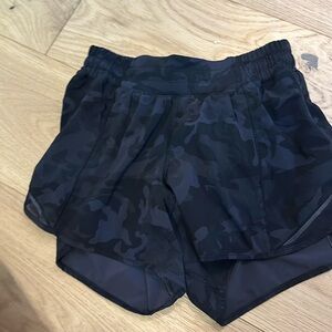 Lululemon shorts 4inch size 6 hotty hots